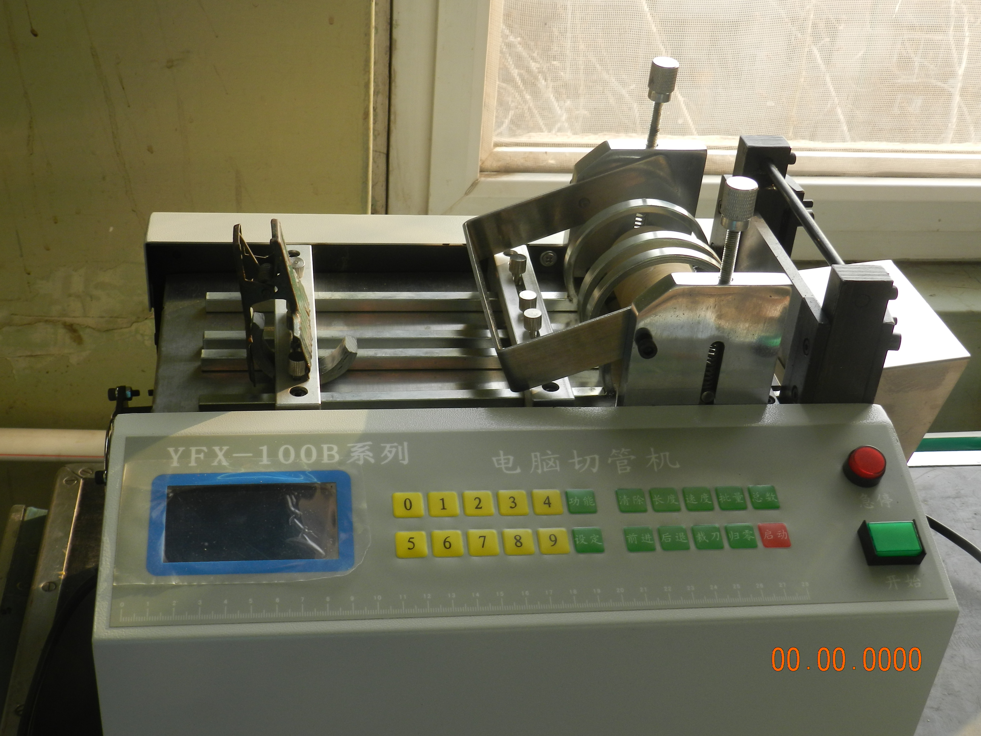 Computer pipe cutting machine